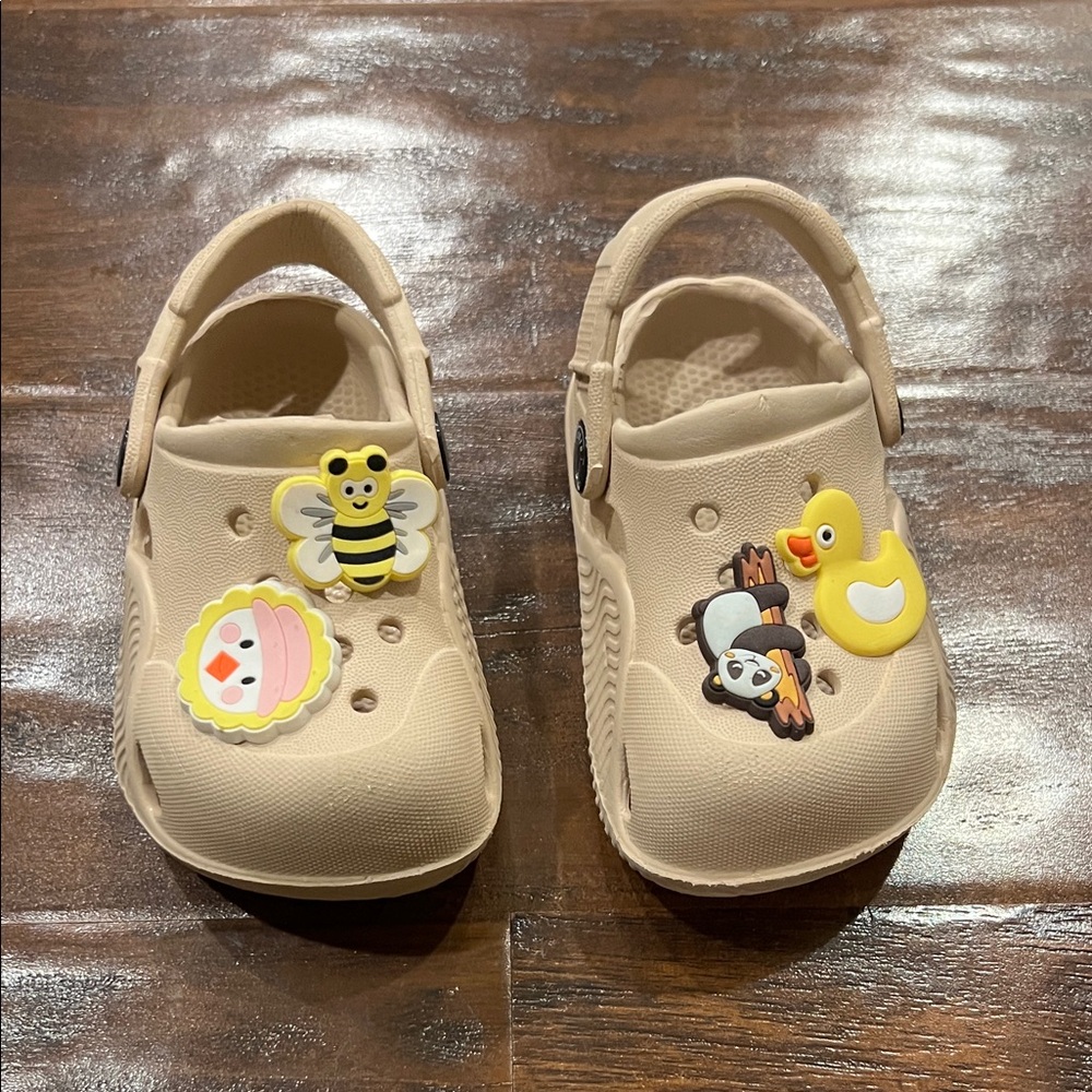 Kids Beige Clogs with Fun Charms SIze 12-18 Months (Size 4- 4.5 ) - Picture 2 of 8